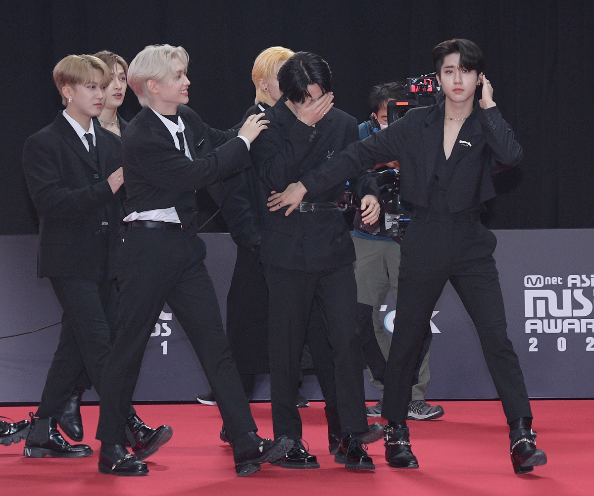 Les membres de Stray Kids marchent sur le tapis rouge des Mnet Asian Music Awards à Paju, en Corée du Sud.