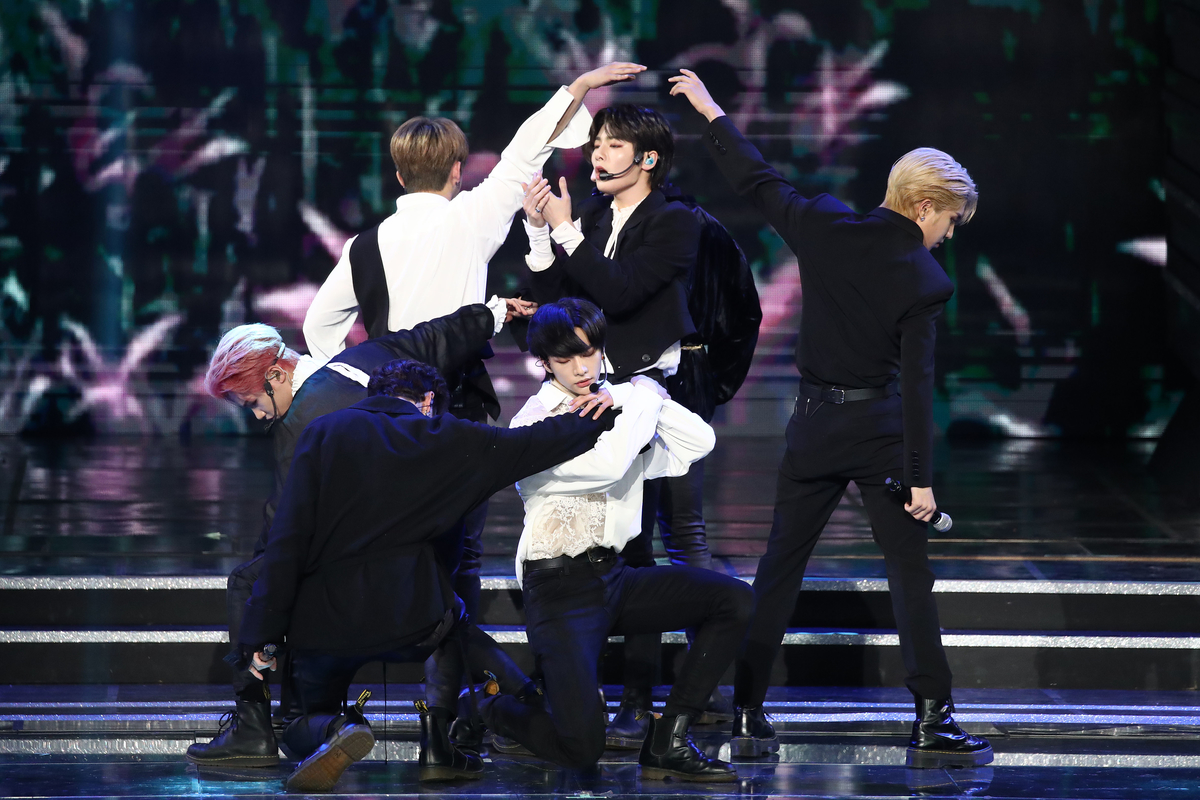 Portant des tenues noires et blanches, Stray Kids se produit sur scène aux Gaon Chart K-pop Awards à Séoul, en Corée du Sud.