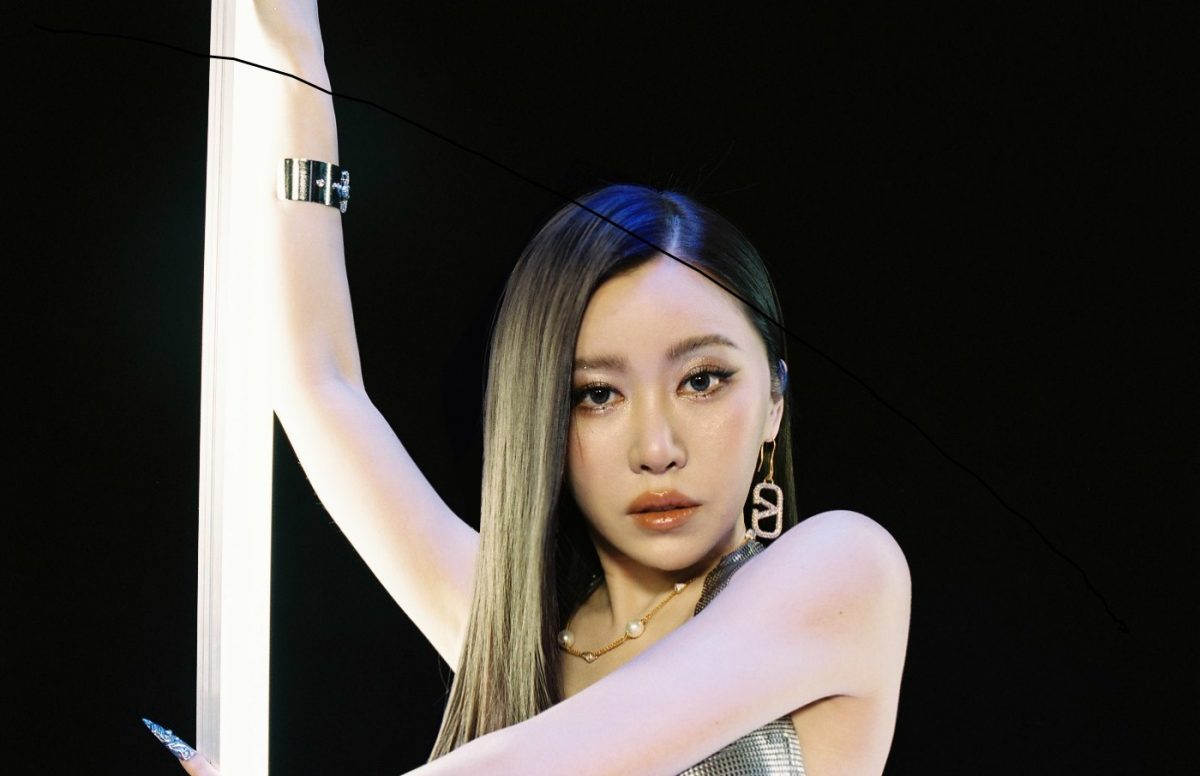 Suran pose pour une photo promotionnelle pour 'Flyin' (Part 1)'