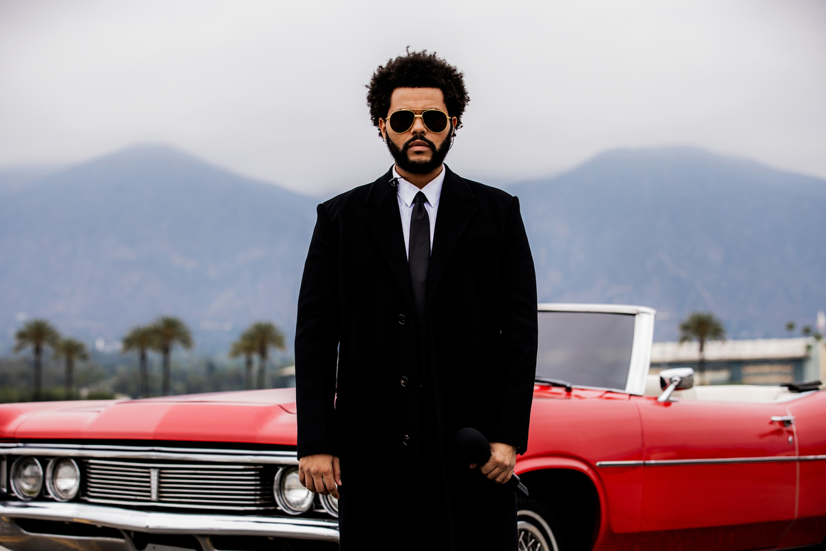 The Weeknd pose devant une décapotable rouge lors d'une représentation aux Billboard Music Awards 2021 à Los Angeles.