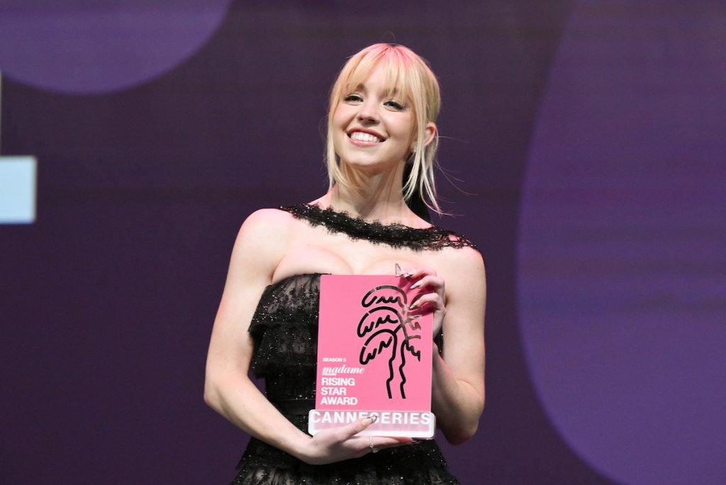 Sydney Sweeney sourit sur la scène du Festival Canneseries