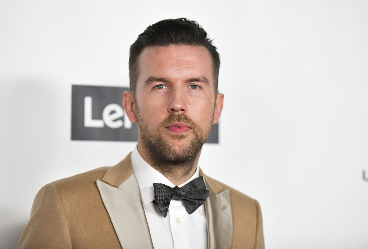 Vêtu d'une veste de costume marron, TJ Osborne assiste à l'after party Universal Music Grammy à Los Angeles.