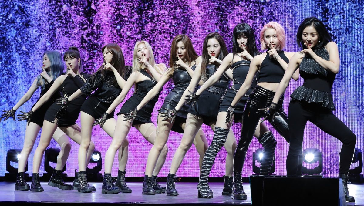 Les membres de TWICE se produisent lors du showcase du groupe K-pop pour 'FANCY YOU'