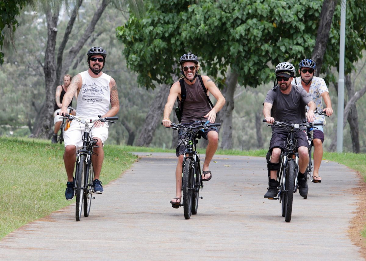 Taylor Hawkins et Foo Fighters faisant du vélo en Australie, 2015. 