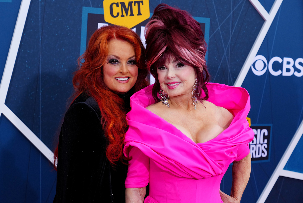 Wynonna Judd et Naomi Judd posent sur le tapis rouge des CMT Music Awards à Nashville, TN.