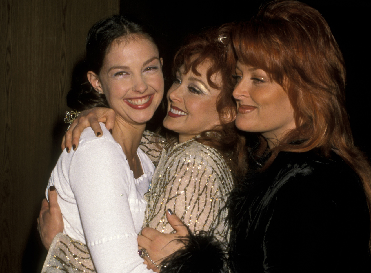 (LR) Ashley Judd, Naomi Judd et Wynonna Judd s'embrassent pour une photo