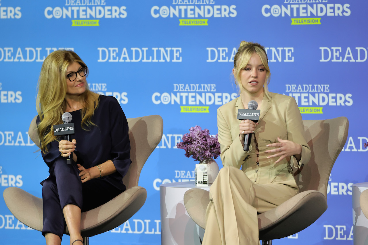 (LR) Connie Britton et Sydney Sweeney parlent assis sur scène