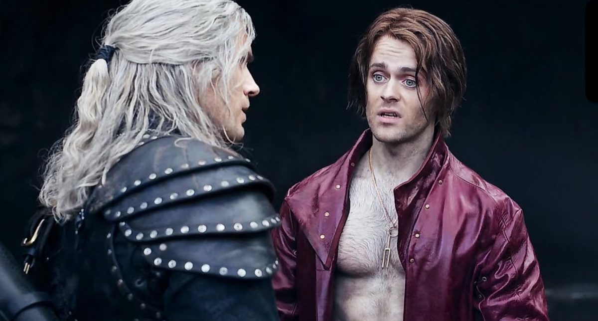 Jaskier et Geralt dans la saison 2 de 'The Witcher' dans un étang par rapport à la saison 3.