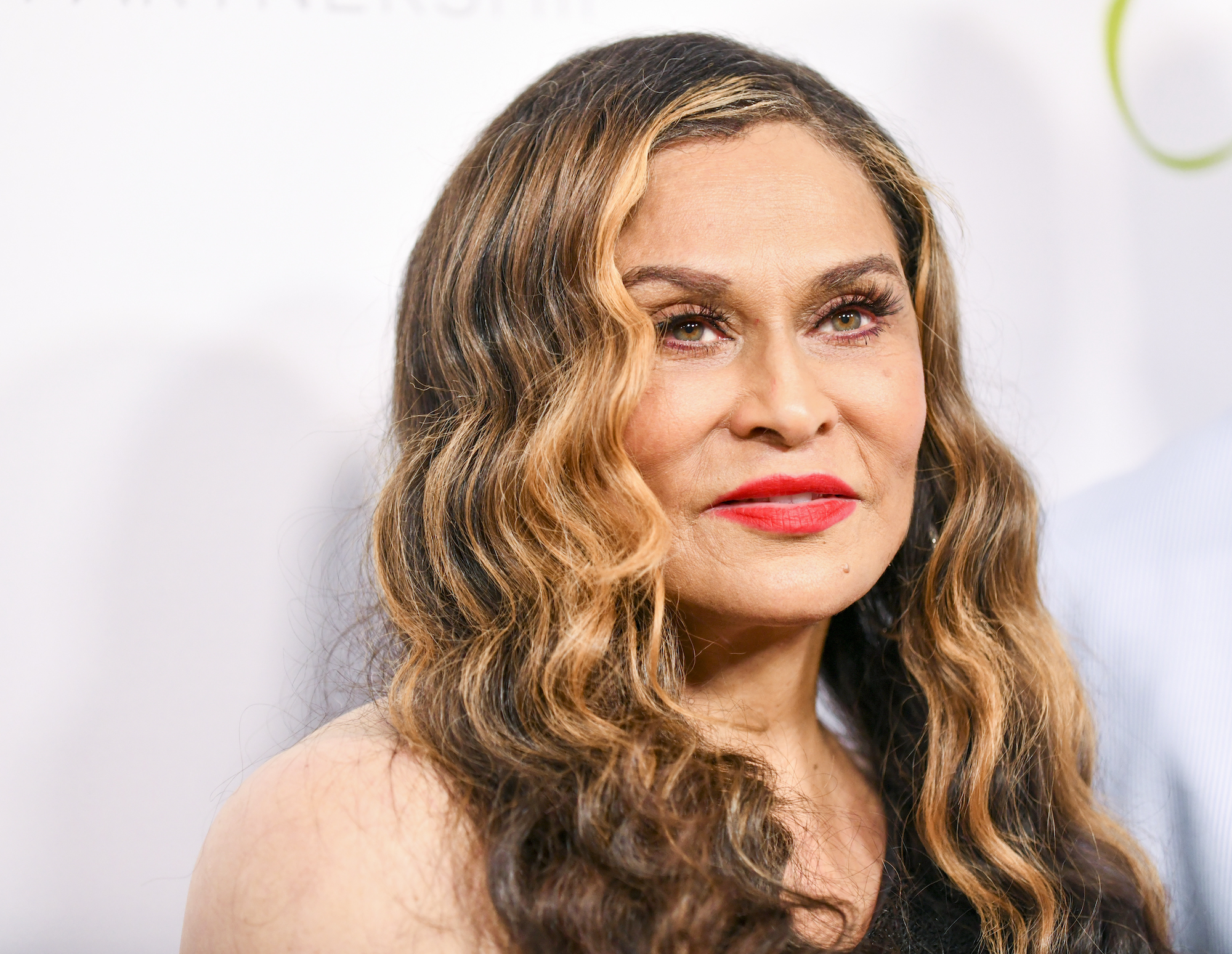 Tina Knowles-Lawson porte du rouge à lèvres rouge