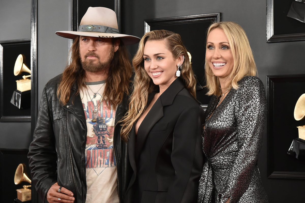 Les parents de Miley Cyrus, Billy Ray Cyrus et Tish Cyrus, souriant lors d'un événement avec elle