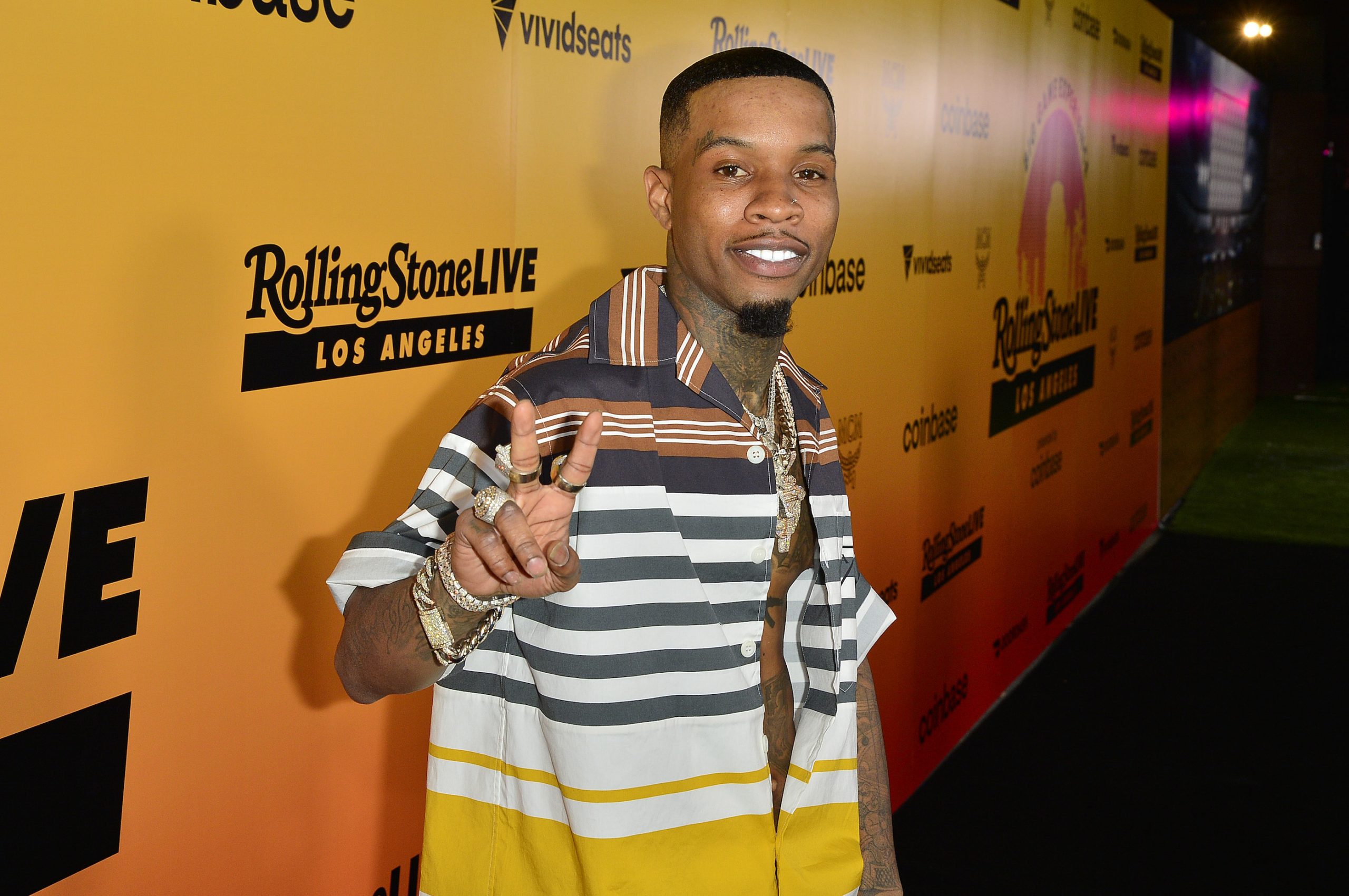 Tory Lanez portant une chemise rayée
