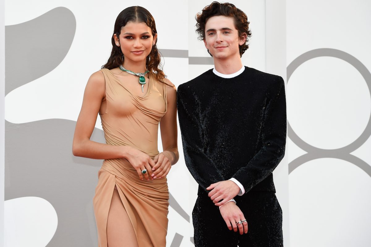 'Dune' met en vedette Timothée Chalamet et Zendaya au 78 Festival international du film de Venise 2021 portant une tenue noire et une robe beige