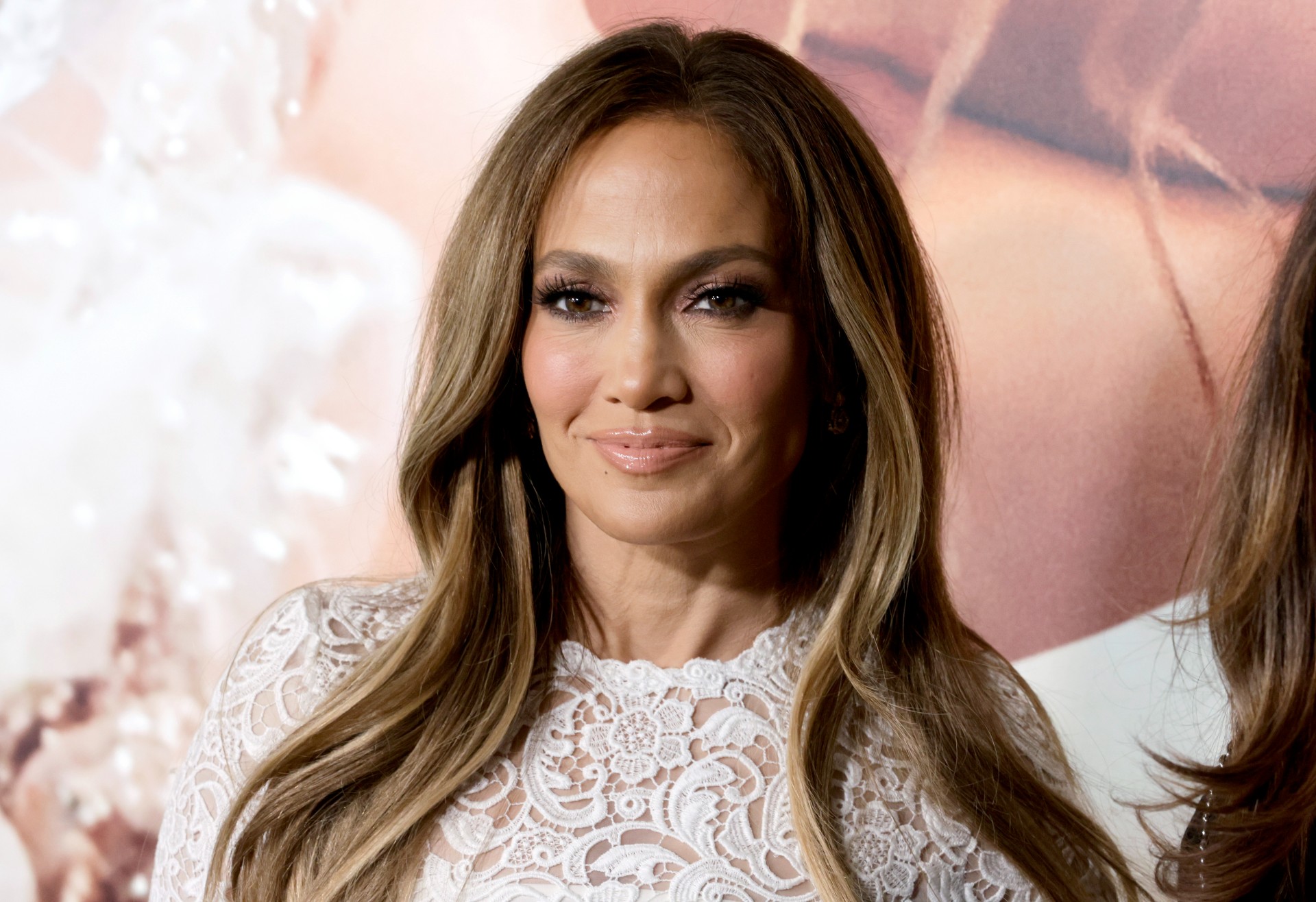 Jennifer Lopez porte une mini robe de mariée blanche à la première du film Marry Me.