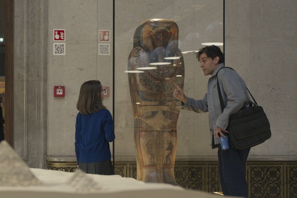 Oscar Isaac, dans le personnage de Steven Grant, partage une scène avec une jeune fille dans l'épisode 1 de