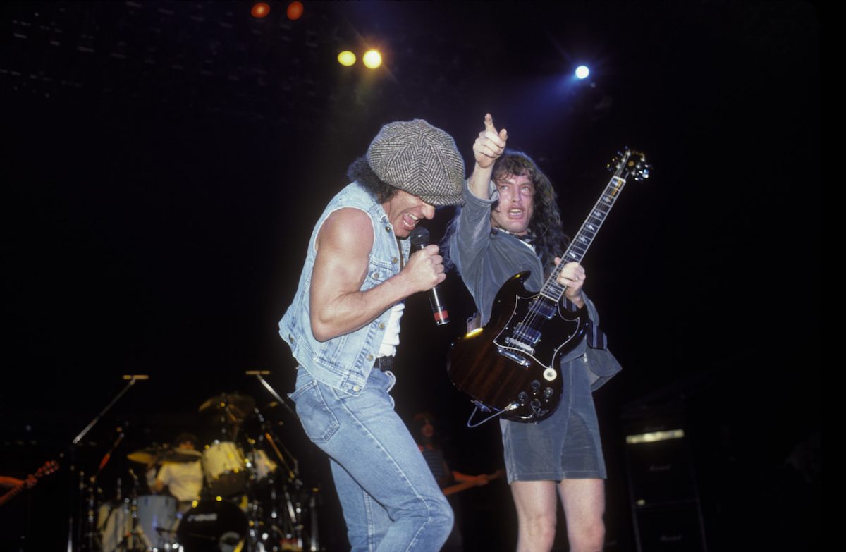 Brian Johnson et Angus Young se produisent avec AC/DC en 1985.