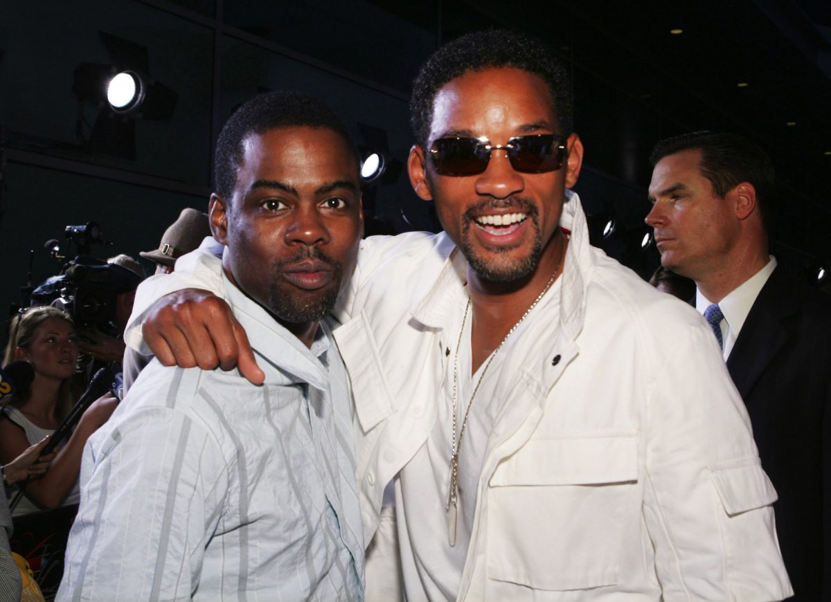 Will Smith souriant avec son bras autour de Chris Rock lors de la première de 