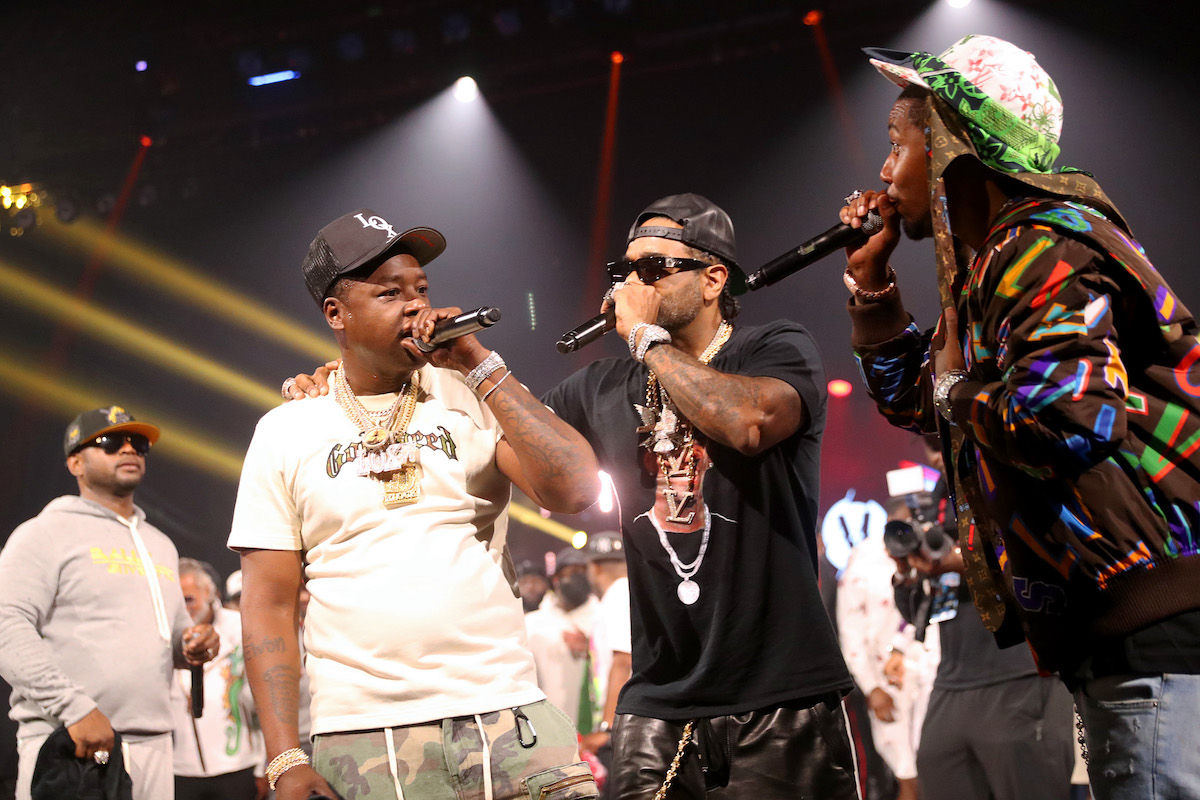 Jadakiss de The Lox (L) et Jim Jones et Juelz Santana de Dipset se produisent sur scène