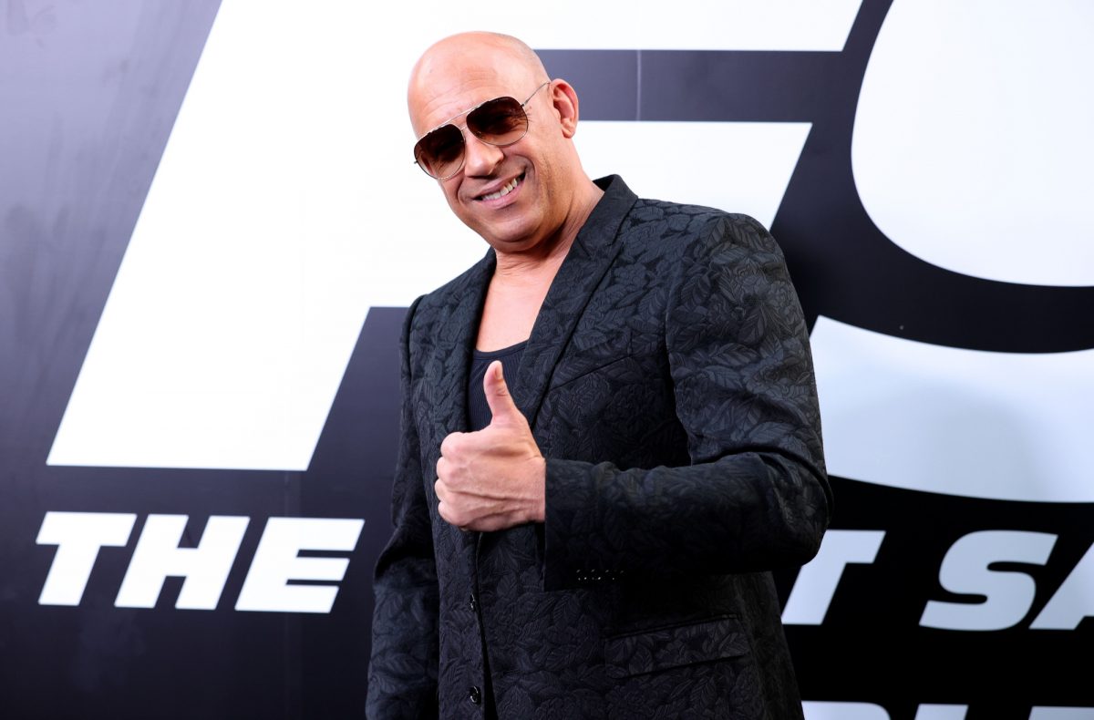 L'acteur de 'Fast & Furious' Vin Diesel debout devant 'F9' étape et répétez avec un pouce levé et portant des lunettes de soleil