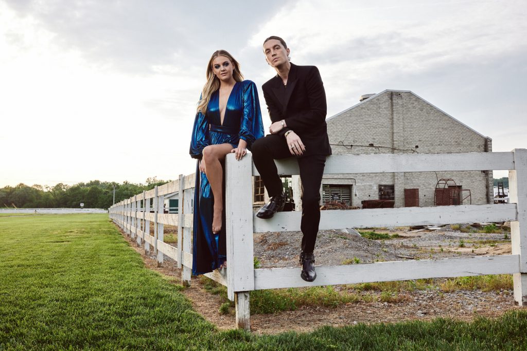 Kelsea Ballerini et Paul Klein de 'I Quit Drinking' sont assis sur une clôture blanche.