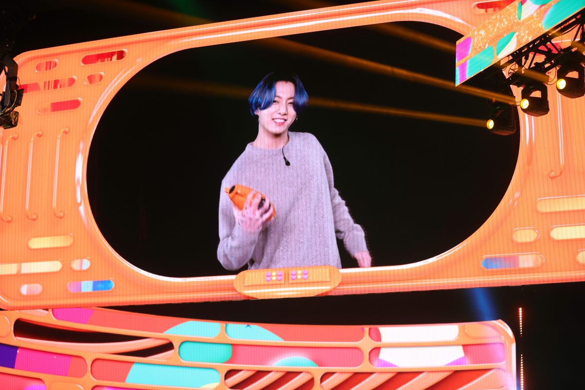Jungkook de BTS, vainqueur du groupe de musique préféré, est vu à l'écran lors des Nickelodeon's Kids 'Choice Awards 2021