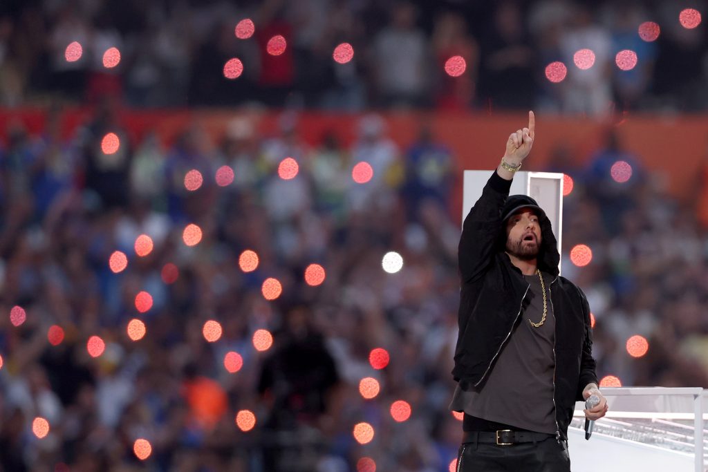 Eminem, qui a révélé que Treach est son rappeur préféré, met un doigt en l'air lors du Pepsi Super Bowl LVI Halftime Show