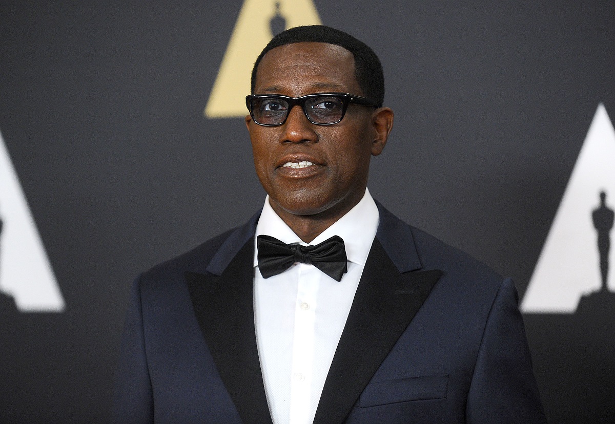 Wesley Snipes posant tout en portant un costume bleu.