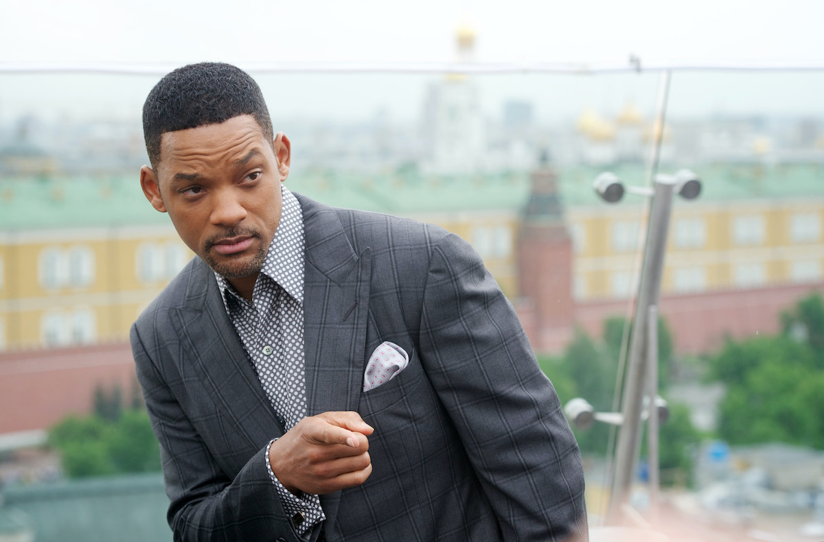 Will Smith pose et pointe ses doigts