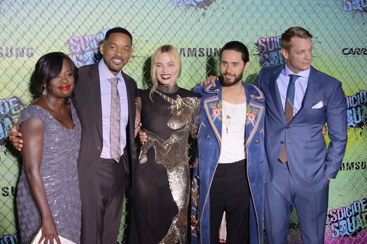 Will Smith souriant aux côtés de ses co-stars de