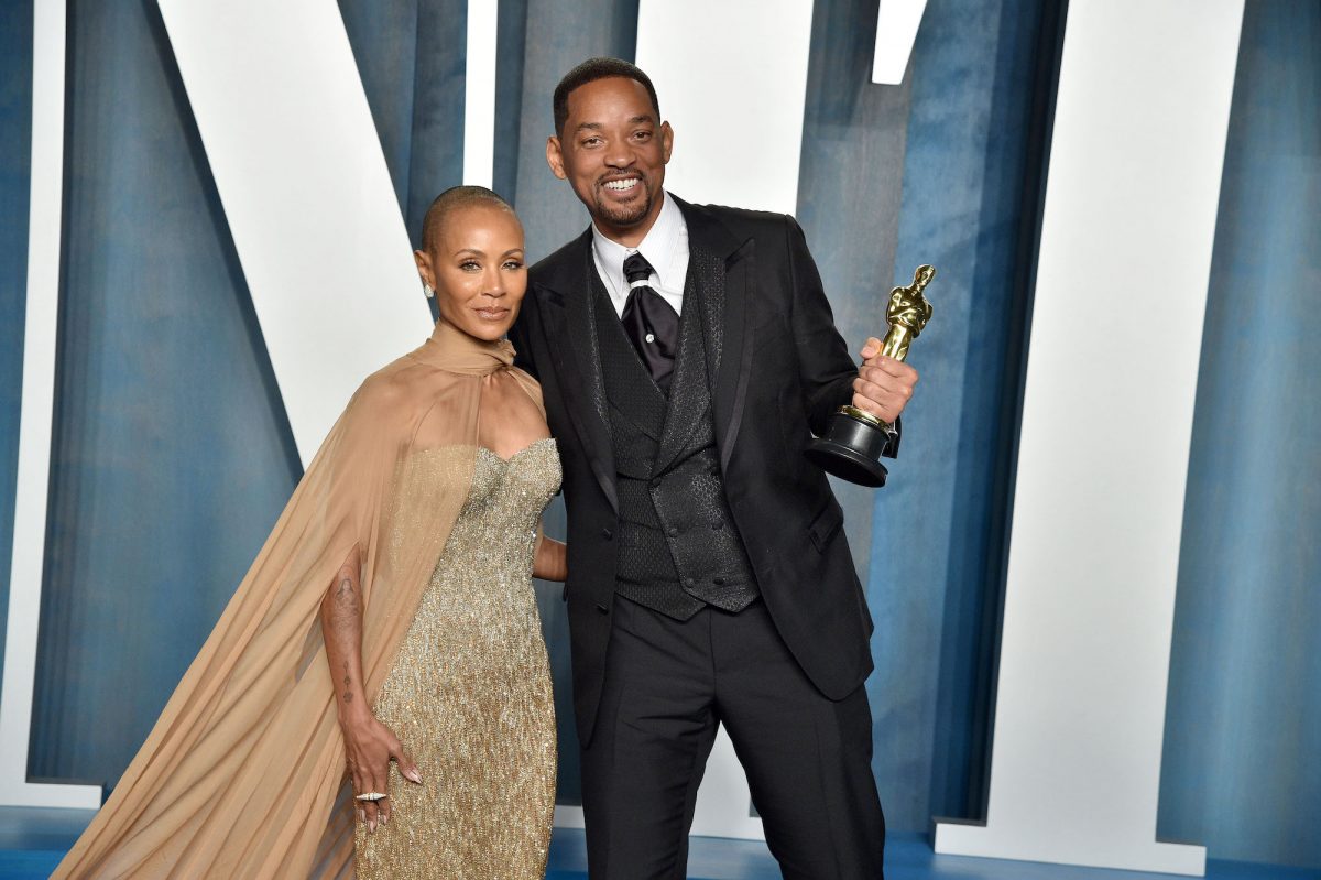 Will Smith tient son Oscar et Jada Pinkett Smith à la soirée Vanity Fair