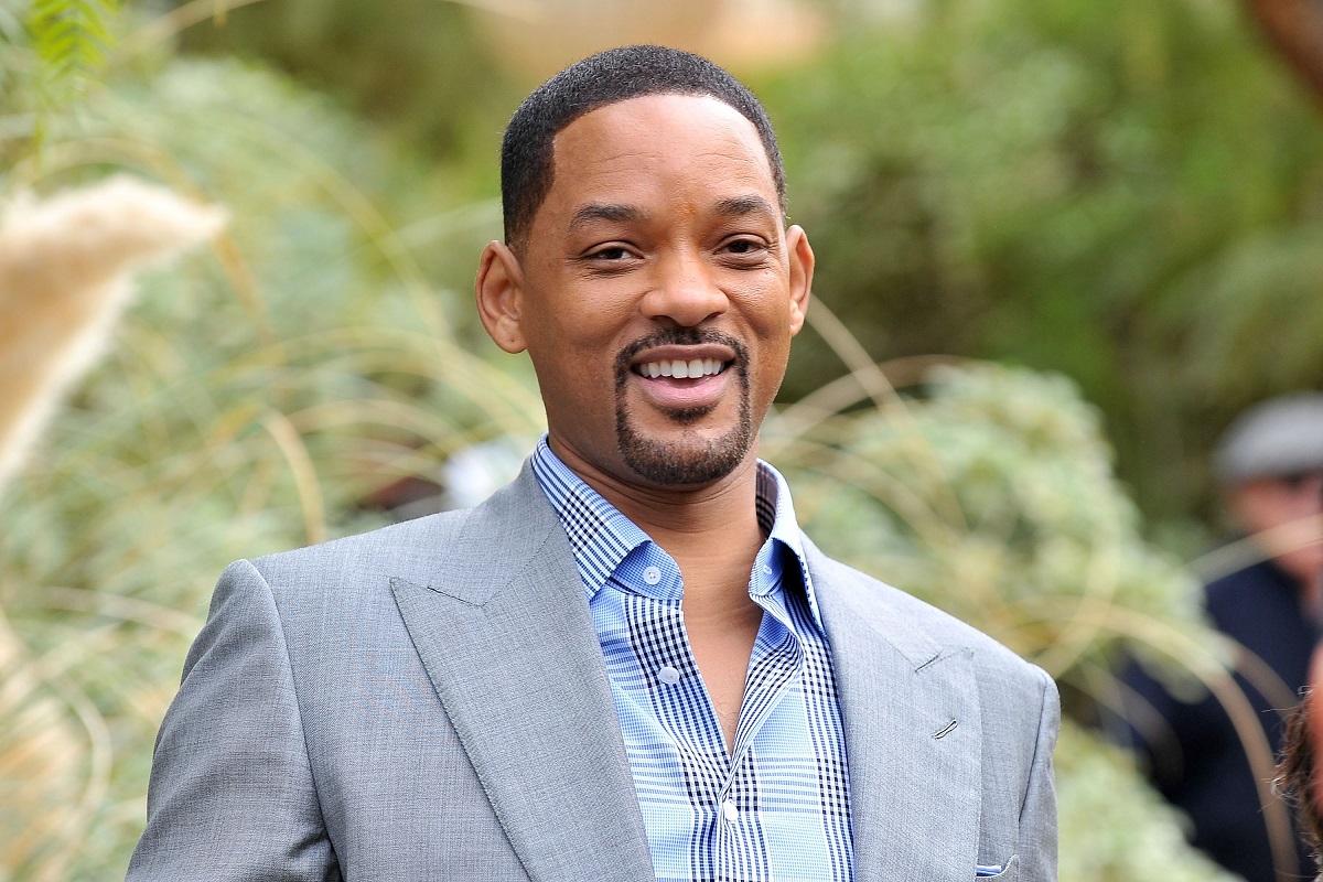 Will Smith souriant tout en portant un costume bleu.