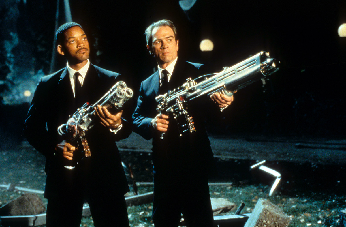 Will Smith et Tommy Lee Jones pointent leurs armes vers le ciel dans 