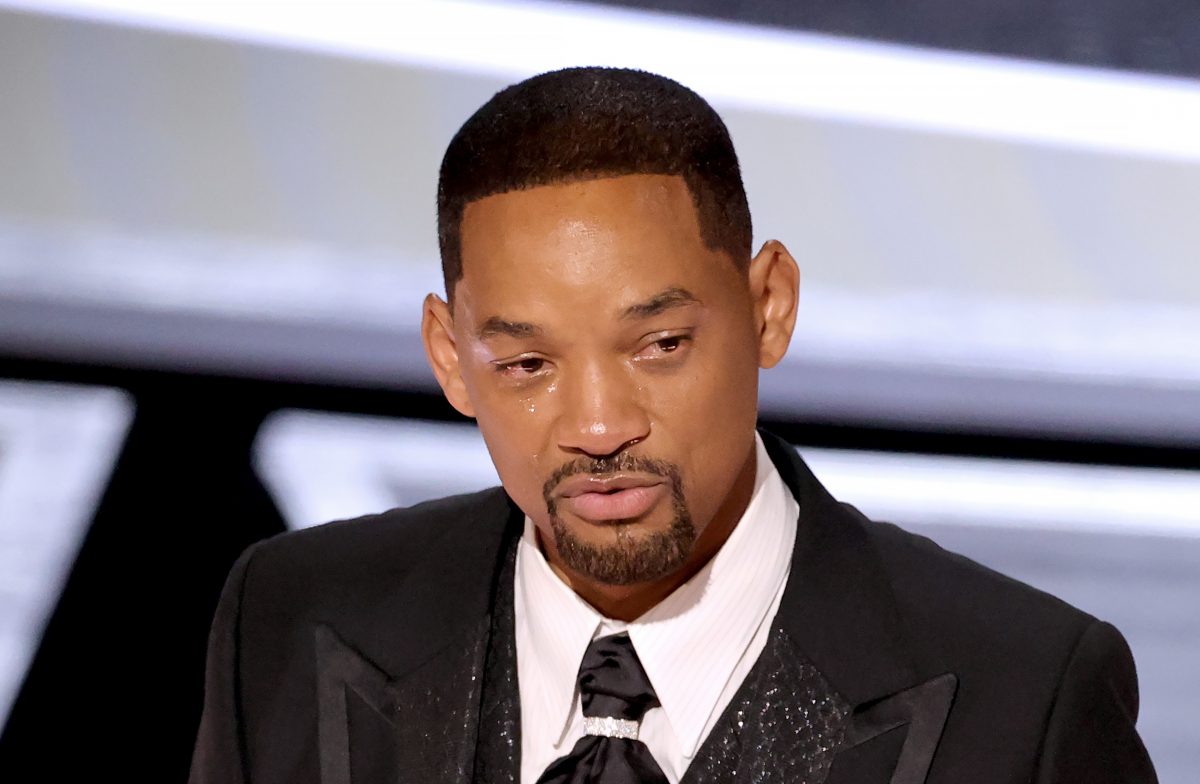 Will Smith a les larmes aux yeux alors qu'il accepte l'Oscar du meilleur acteur aux Oscars 2022 