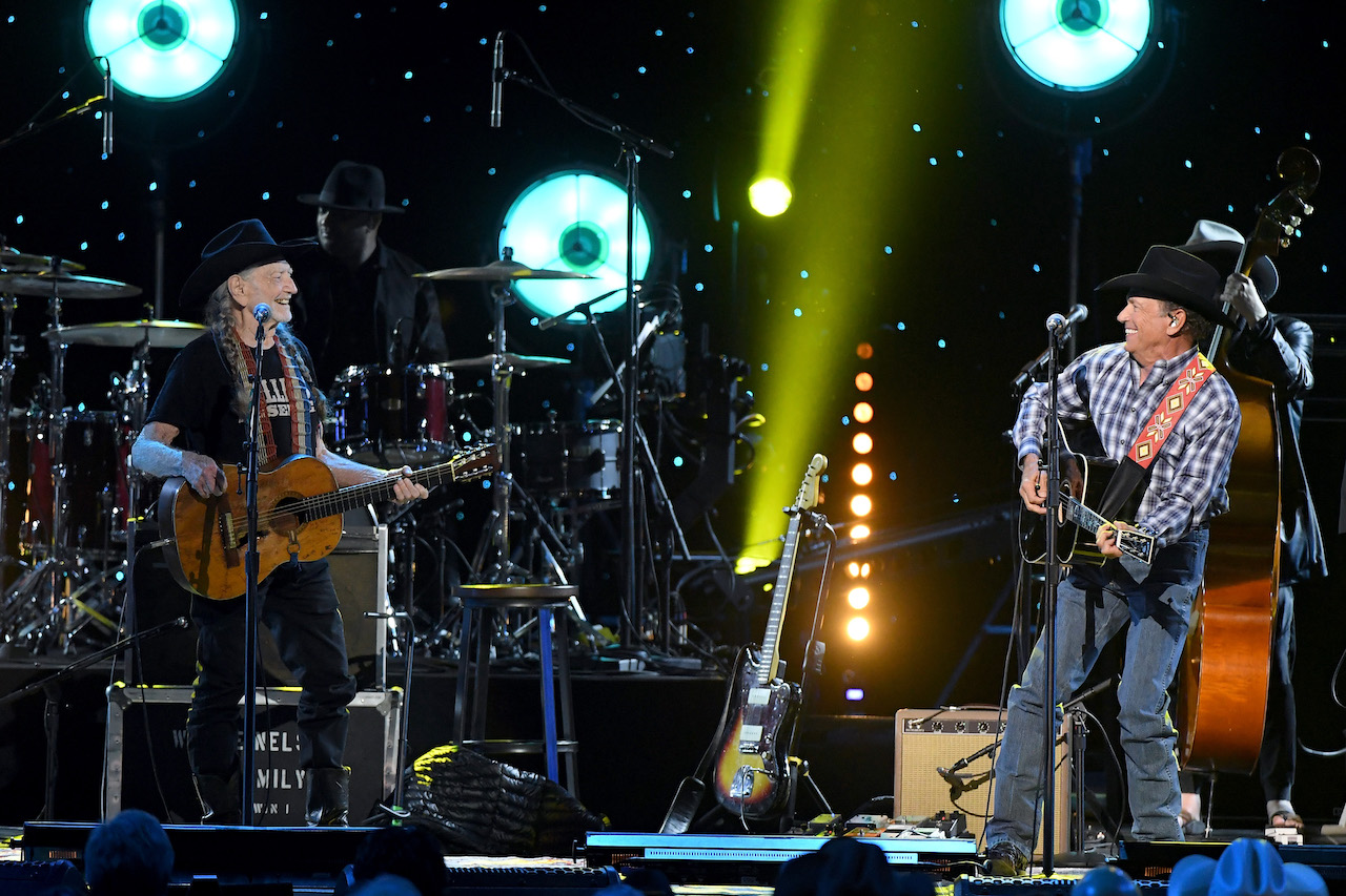 Willie Nelson et George Strait se produisent sur scène