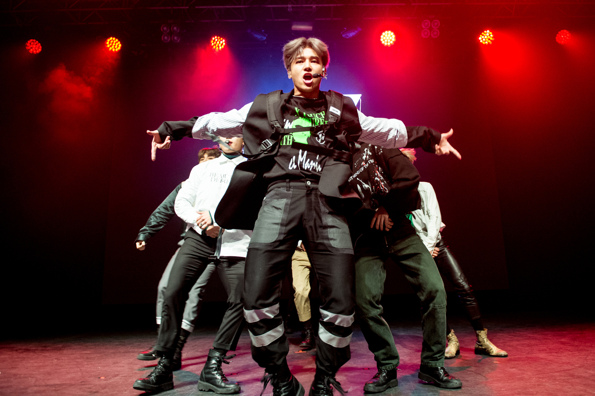 Wooyoung d'Ateez se produit sur scène au O2 Kentish Town Forum à Londres, en Angleterre.