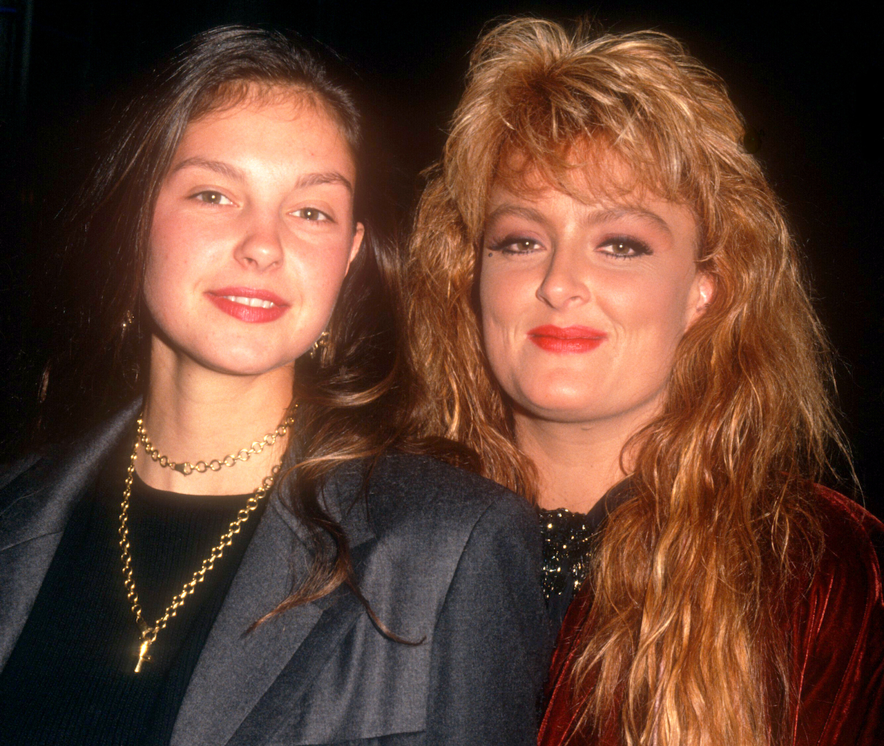Ashley et Wynonna Judd posent pour une photo en 1991