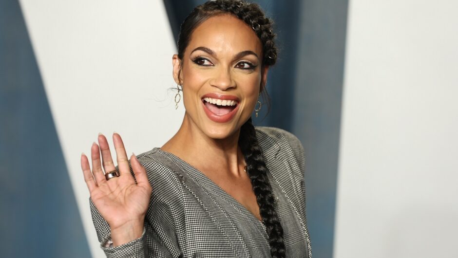 Rosario Dawson dit qu&rsquo;elle « n&rsquo;a pas franchi une ligne de piquetage » lors de l&rsquo;after-party des Oscars 2022 de Jay-Z : « Je suis avec les manifestants »