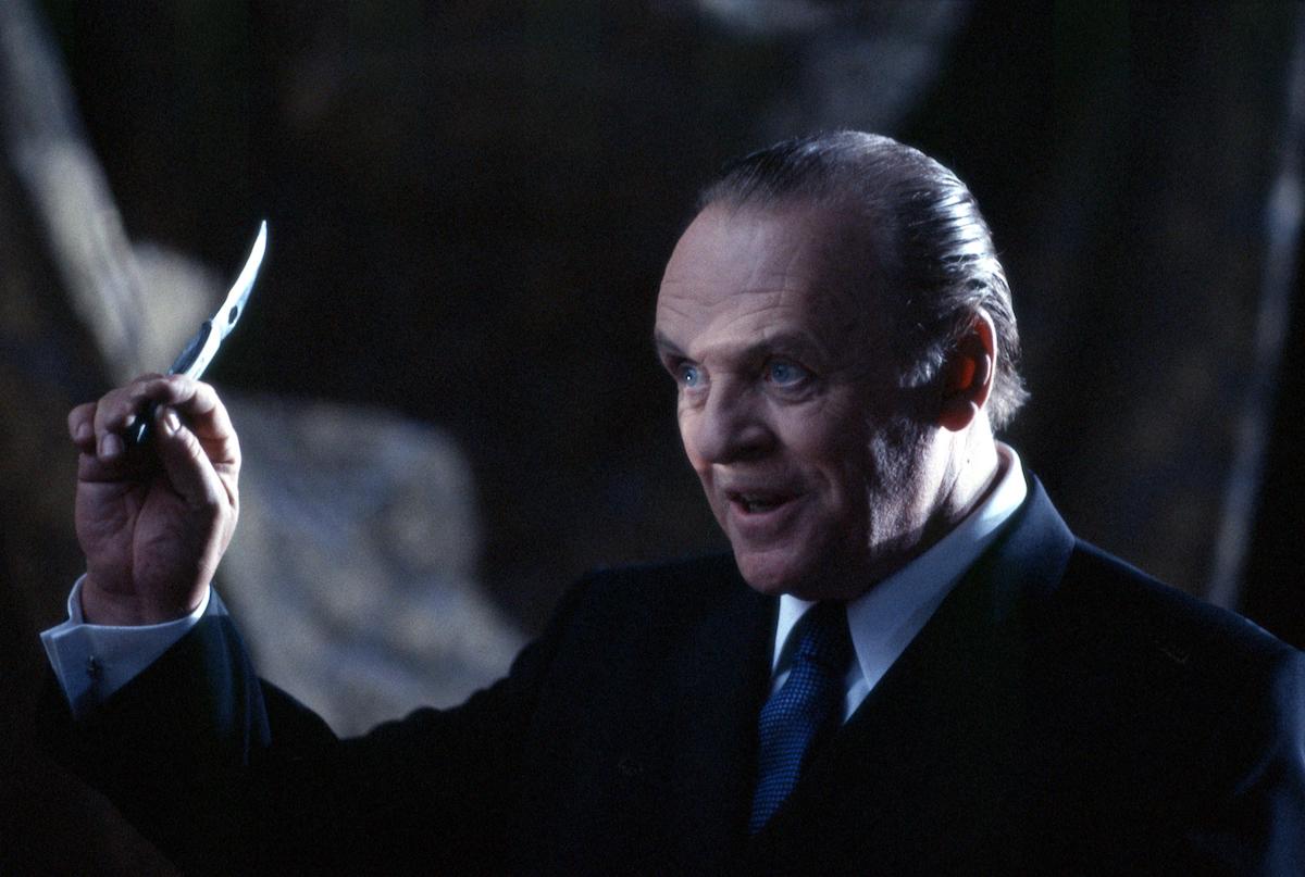Anthony Hopkins dans le rôle du Dr Hannibal Lecter tenant un couteau