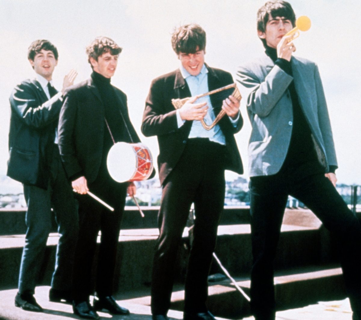 Paul McCartney, Ringo Starr, John Lennon et George Harrison des Beatles portant des costumes
