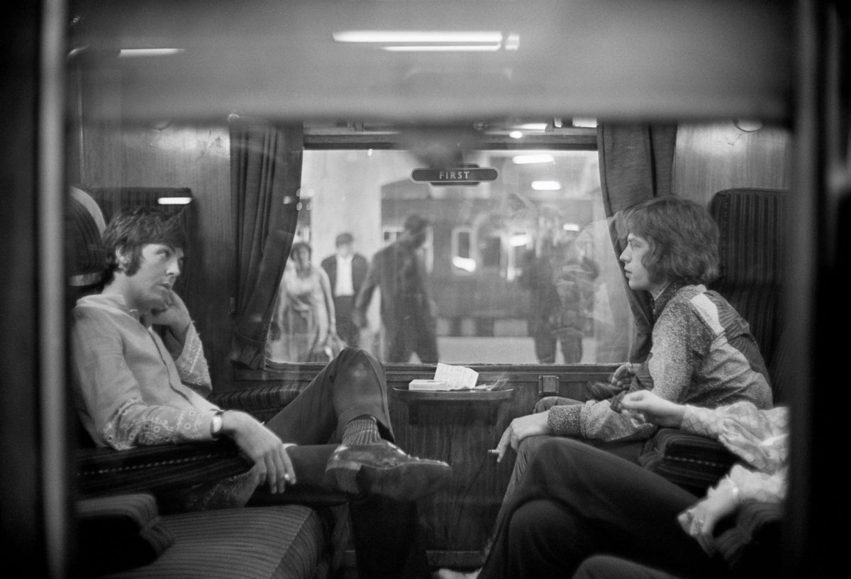 Paul McCartney des Beatles et Mick Jagger des Rolling Stones dans un wagon