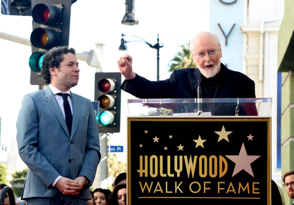 John Williams prend la parole lors de la cérémonie du Hollywood Walk of Fame pour le chef d'orchestre Gustavo Dudamel