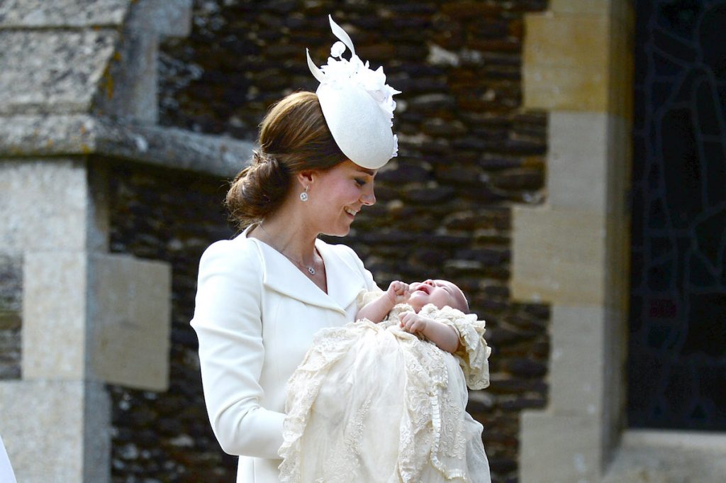 Kate Middleton fait de son mieux pour porter une tenue assortie avec la princesse Charlotte lors du baptême de Charlotte en 2015
