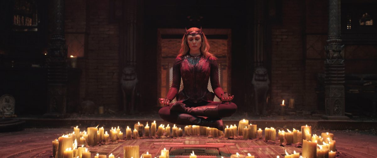 'Doctor Strange in the Multiverse of Madness' Elizabeth Olsen dans le rôle de Wanda Maximoff: Scarlet Witch en lévitation du sol, les yeux fermés, des bougies l'entourant en cercle