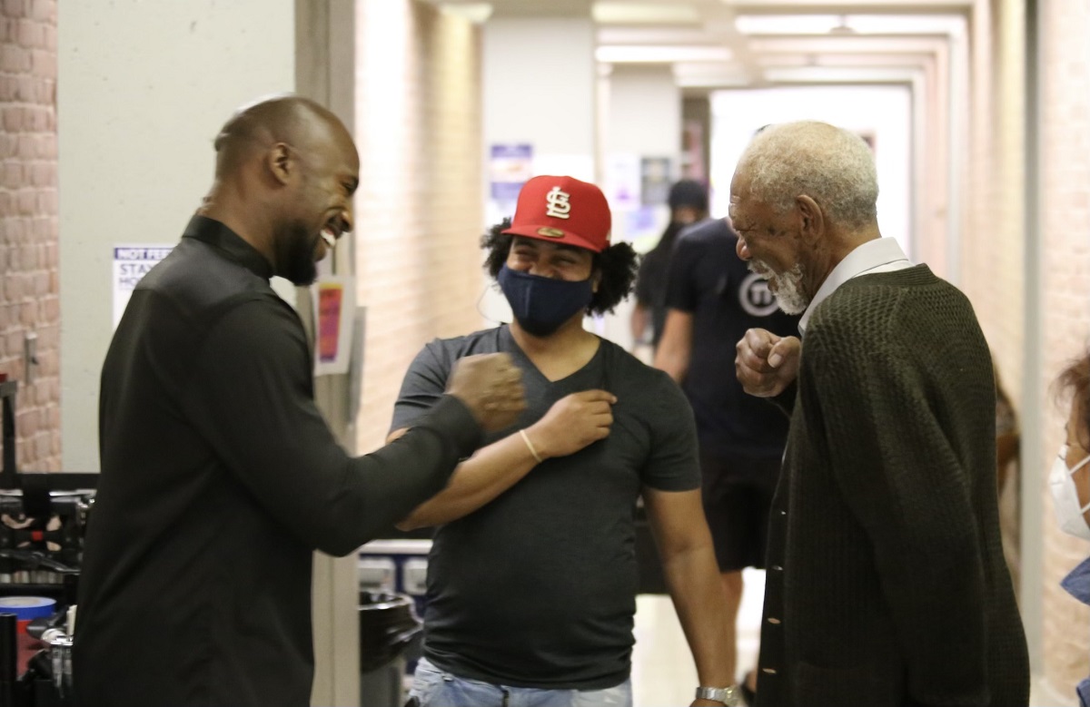 Vernon Davis et Morgan Freeman sur le tournage du film 'Muti'
