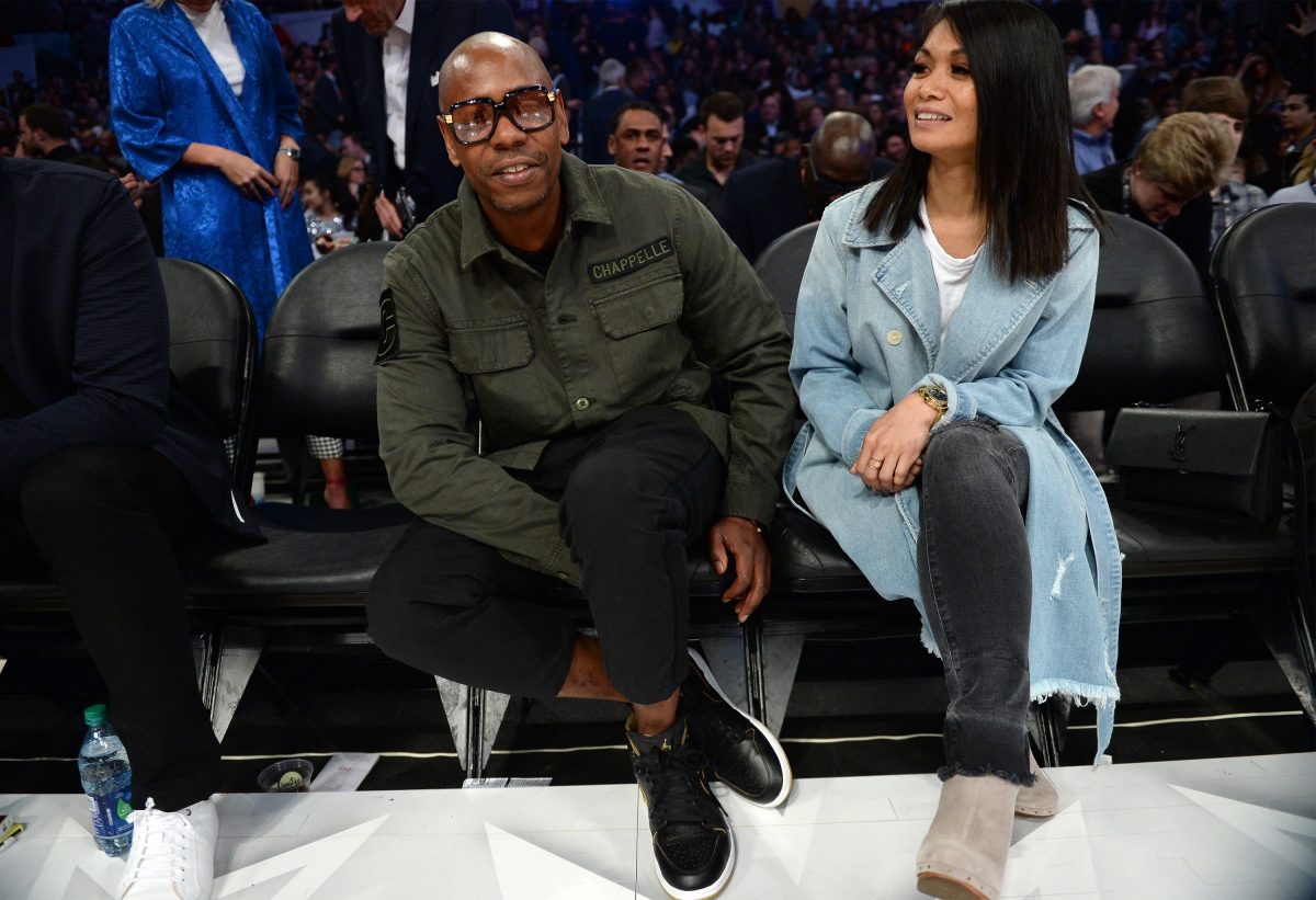 Dave Chappelle et sa femme Elaine assis à côté du terrain lors d'un match de la NBA