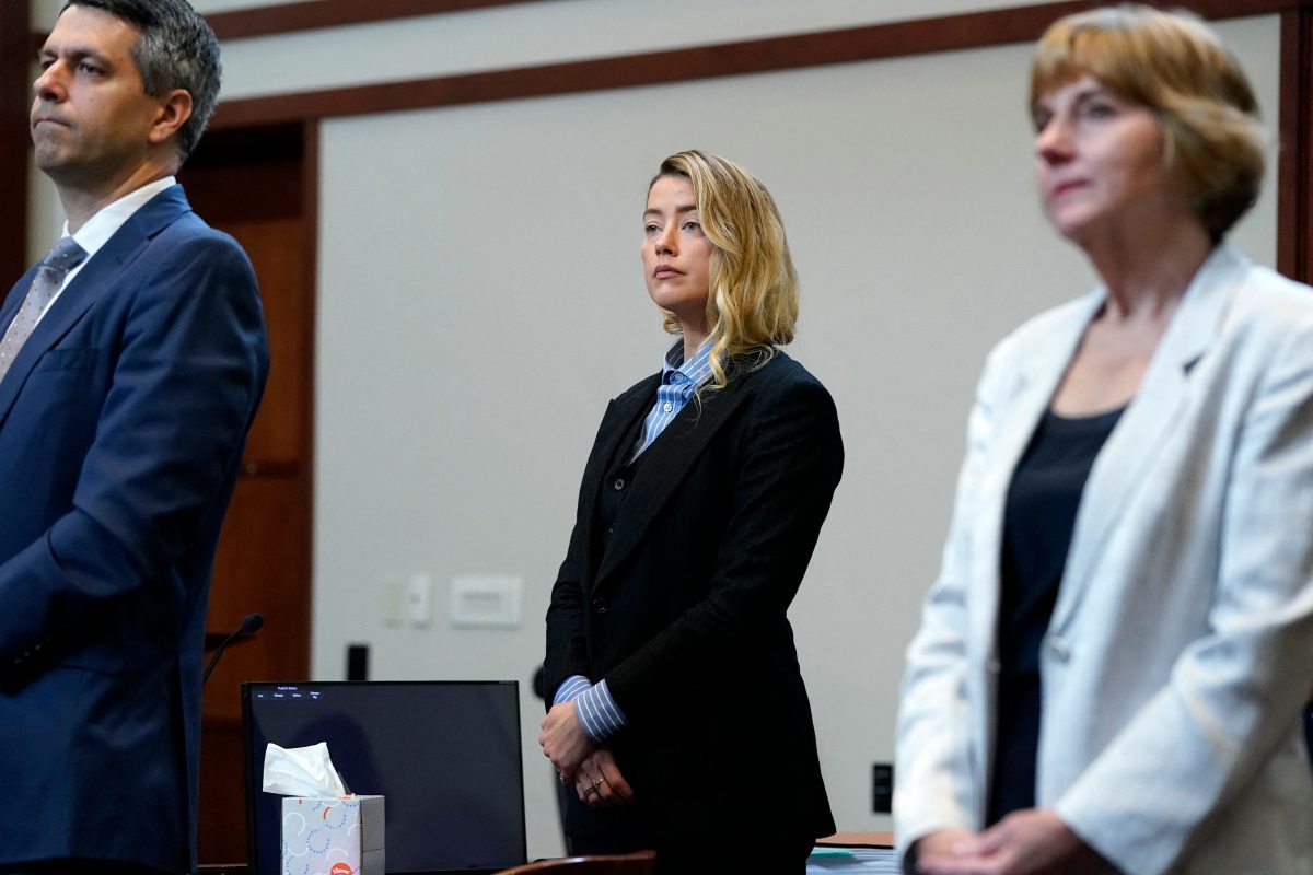 L'actrice américaine Amber Heard (C) se tient dans la salle d'audience avec son équipe juridique au tribunal de circuit du comté de Fairfax, lors d'une affaire de diffamation contre elle par son ex-mari, l'acteur américain Johnny Depp, à Fairfax, en Virginie, le 4 mai 2022.