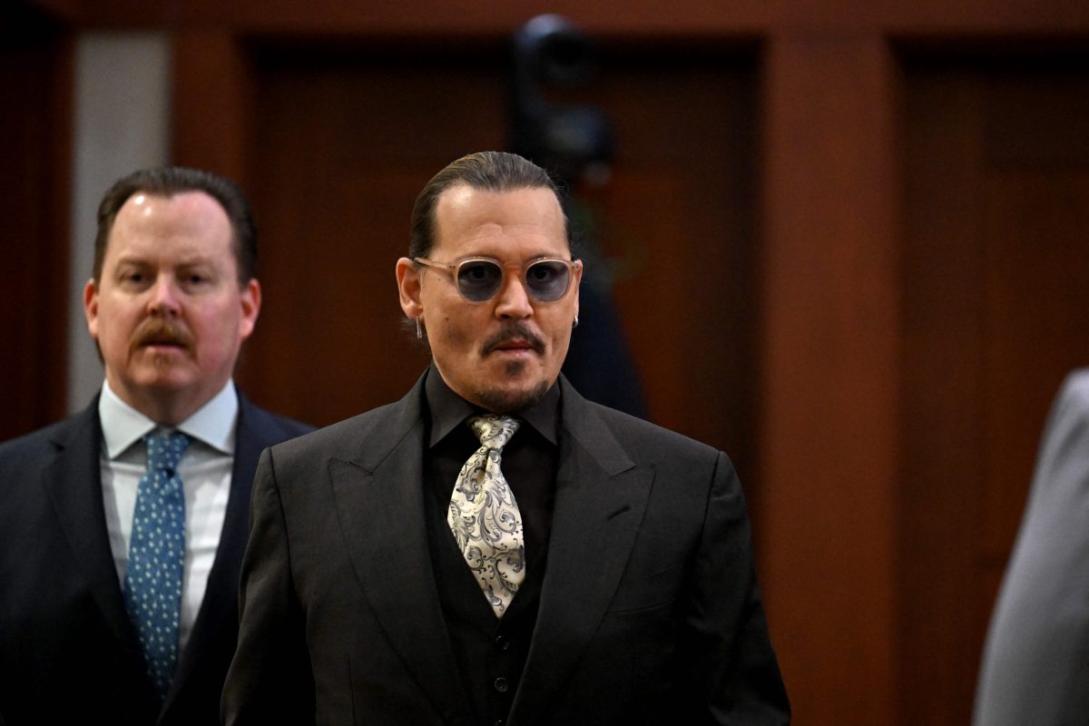 L'acteur américain Johnny Depp arrive au palais de justice du comté de Fairfax à Fairfax, en Virginie, le 19 avril 2022. – Depp poursuit son ex-femme Amber Heard pour diffamation après avoir écrit un éditorial dans le Washington Post en 2018 se référant à elle-même en tant que personnalité publique représentant la violence domestique.