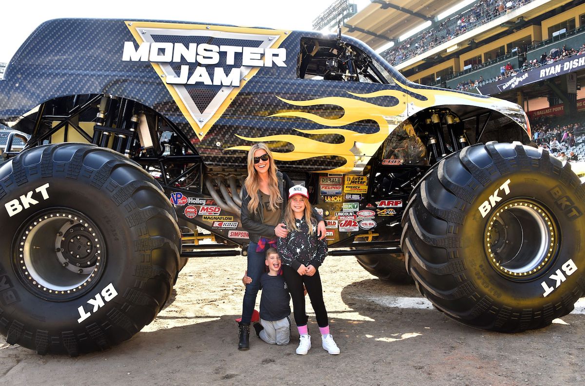 Christina Haack, qui a eu un congé de maternité de 5 semaines, assiste à Monster Jam Celebrity avec son fils Brayden et sa fille Taylor