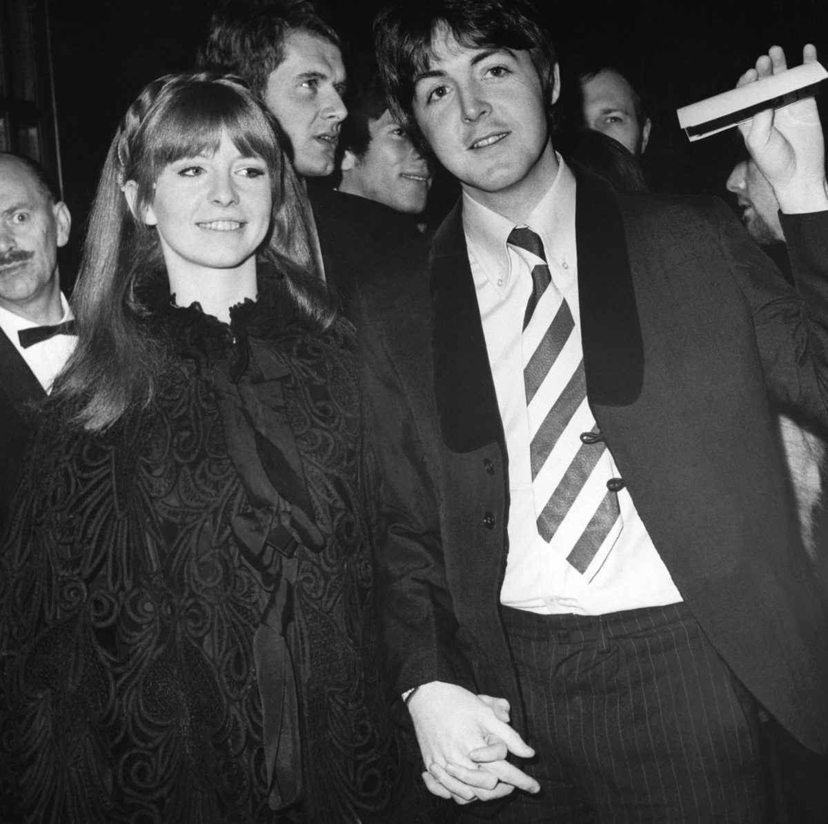Jane Asher et Paul McCartney main dans la main