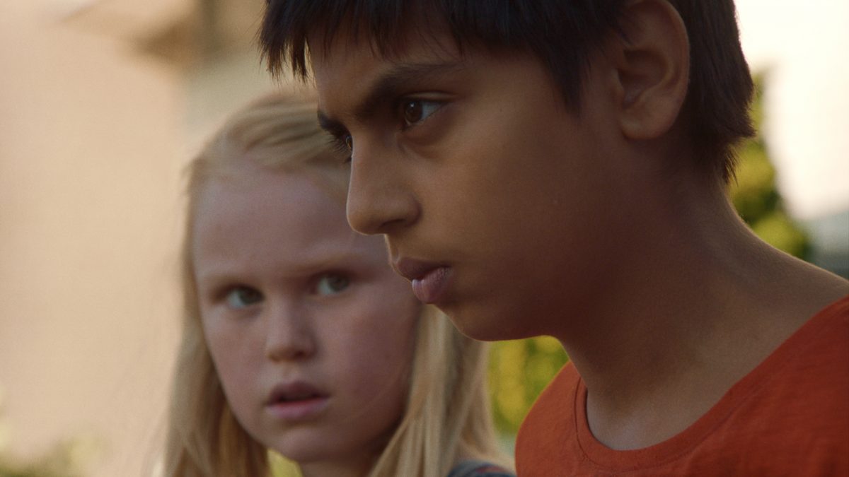 'The Innocents' Rakel Lenora Fløttum comme Ida et Sam Ashraf comme Ben l'air sérieux avec Ida regardant Ben, qui regarde droit devant