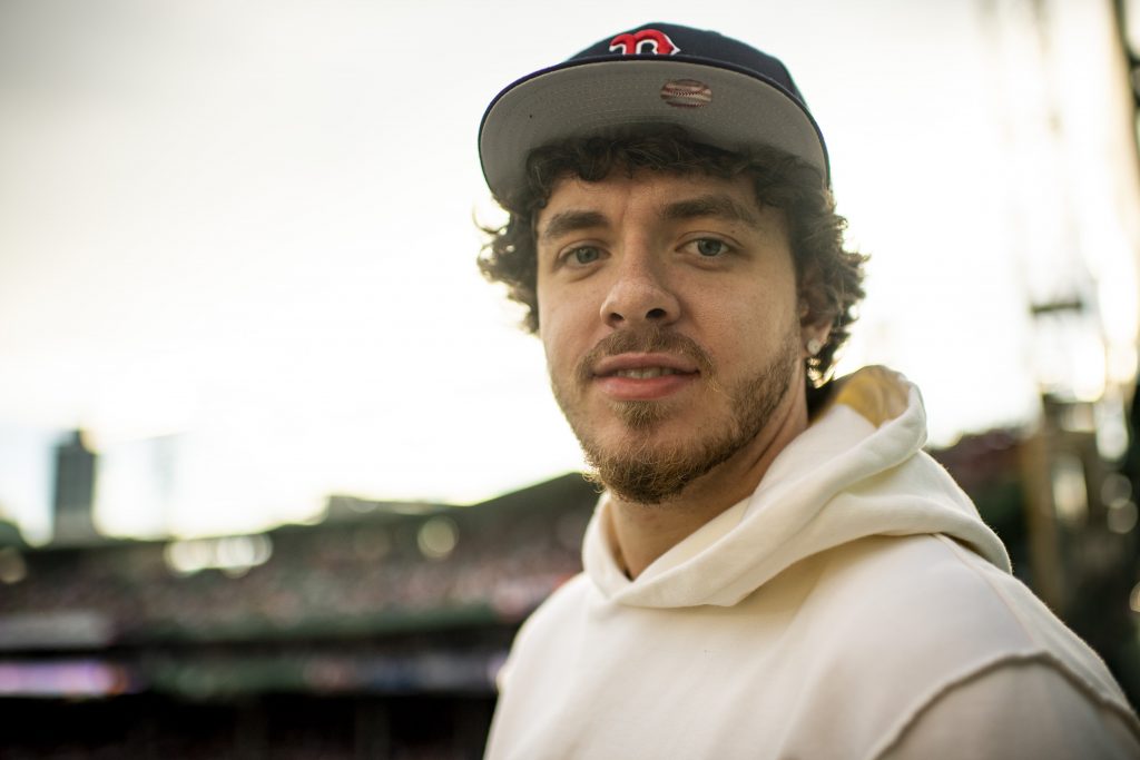 Jack Harlow portant un sweat à capuche blanc et un chapeau